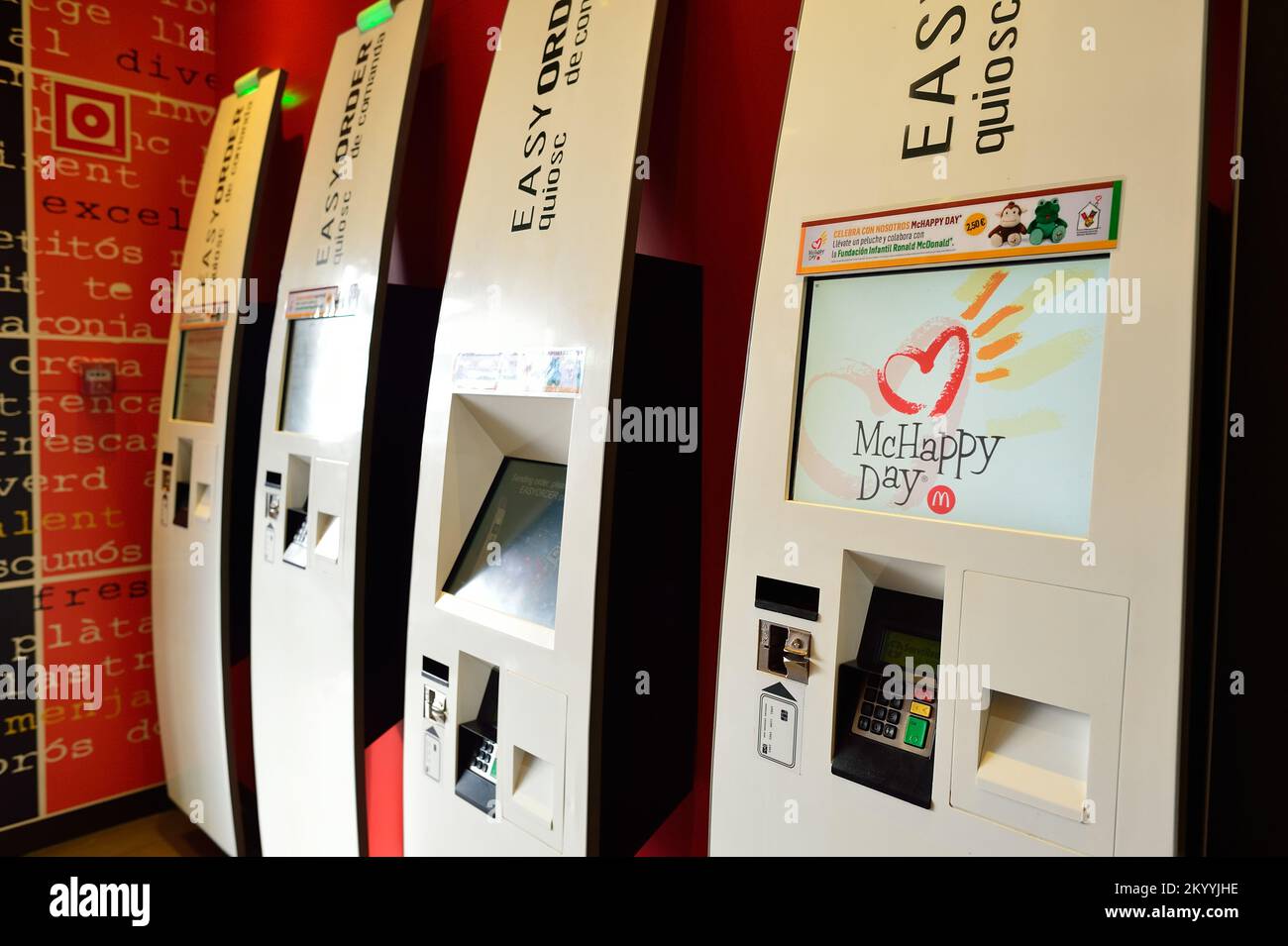 BARCELLONA, SPAGNA - 20 NOVEMBRE 2015: Interno del ristorante McDonald's. McDonald's è la più grande catena di ristoranti fast food al mondo, f Foto Stock