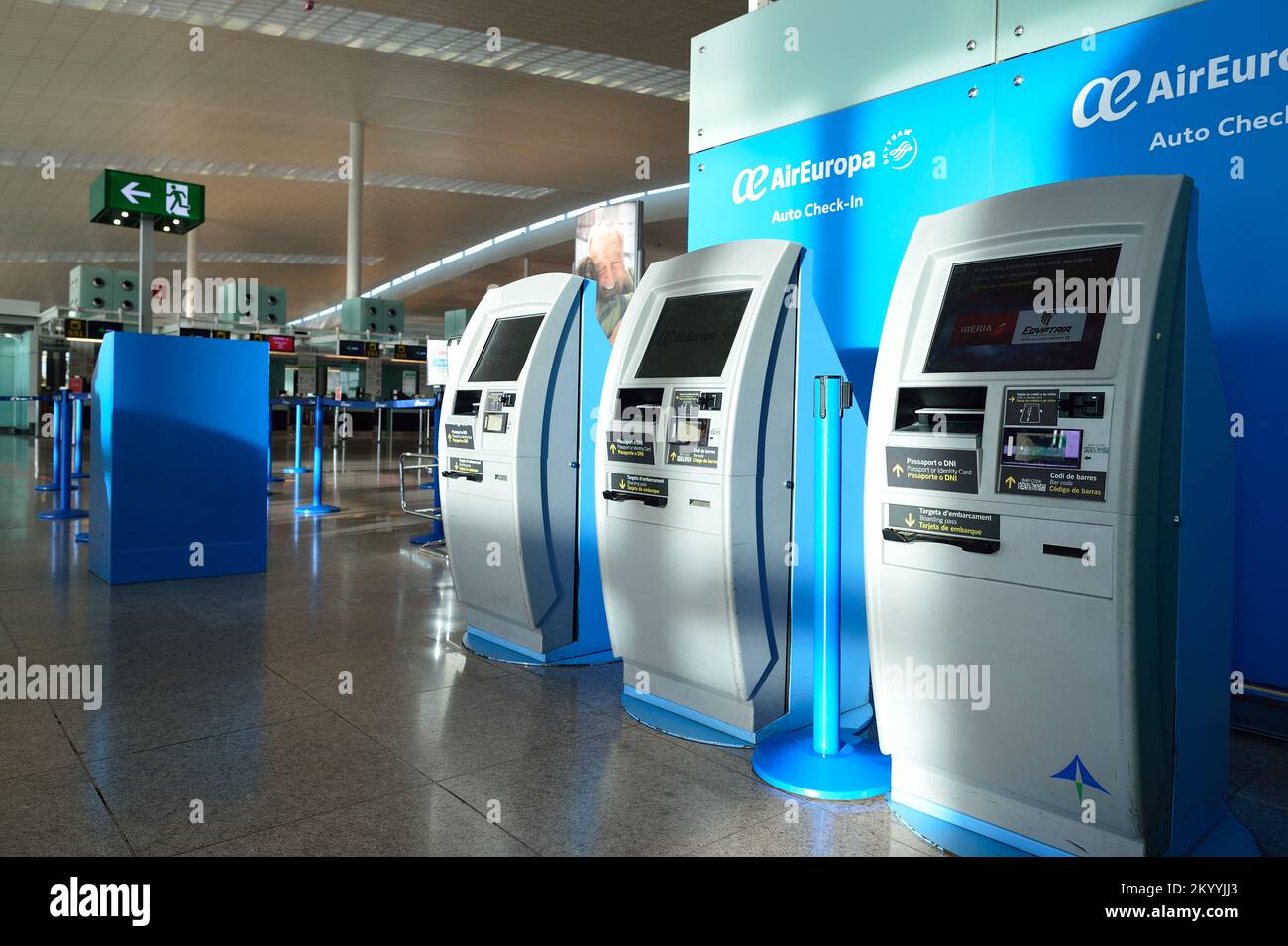 BARCELLONA, SPAGNA - 20 NOVEMBRE 2015: Chioschi per il check-in all'aeroporto di Barcellona. L'aeroporto di Barcellona-El Prat è un aeroporto internazionale. È l'airp principale Foto Stock