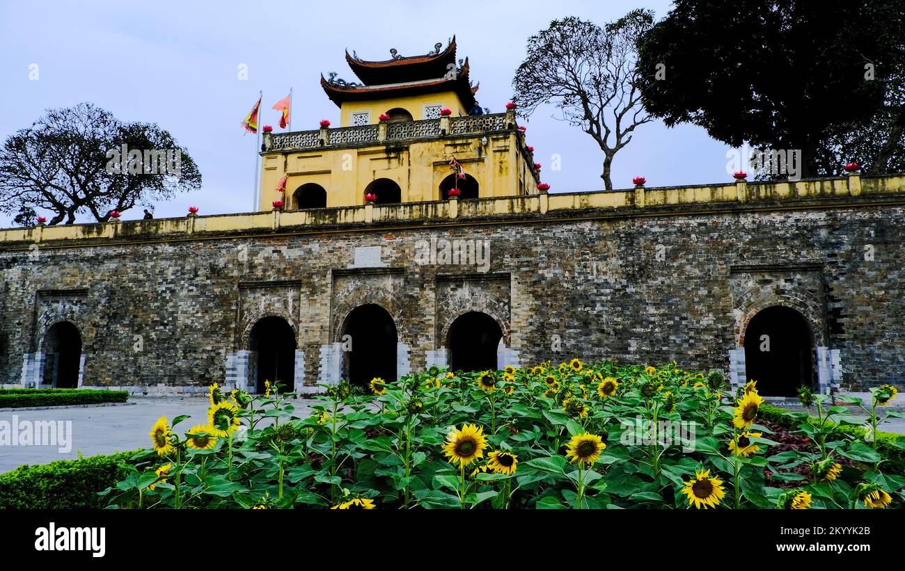 Doan Mon (porta Sud) della Cittadella Imperiale di Thang Long ad Hanoi, Vietnam Foto Stock