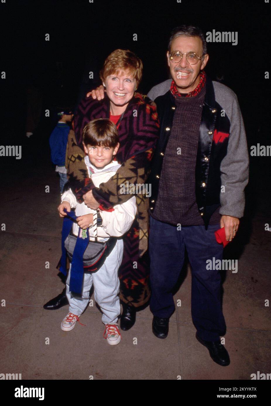 Bonnie Franklin con il marito Marvin Minoff e nipote al Teenage Mutant Ninja Turtles: Come uscire dalle loro conchiglie Concerto il 21 novembre 1990 all'Universal Amphitheatre di Univeral City, California Credit: Ralph Dominguez/MediaPunch Foto Stock