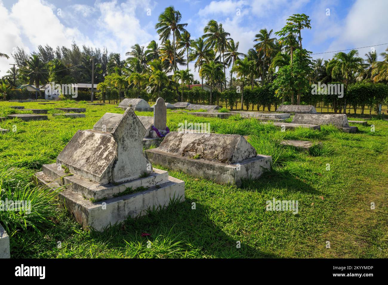 Vecchie lapidi intatte in un piccolo cimitero, uno dei molti sull'isola tropicale di Rarotonga, Isole Cook Foto Stock