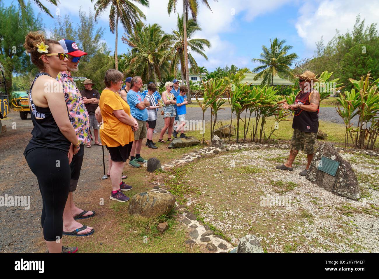 Un gruppo di turisti e una guida turistica al Garden of Seven Stones, un punto di riferimento storico sull'isola tropicale di Rarotonga, Isole Cook Foto Stock