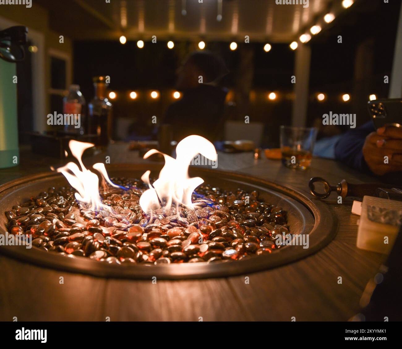 Scene di festa all'aperto con un caminetto da tavolo Foto Stock