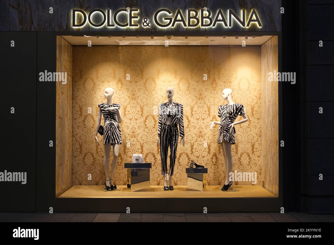 Shanghai, Cina-Settembre 11th 2022: Facciata del negozio Dolce Gabbana e segno di marca. Azienda italiana di moda di lusso Foto Stock