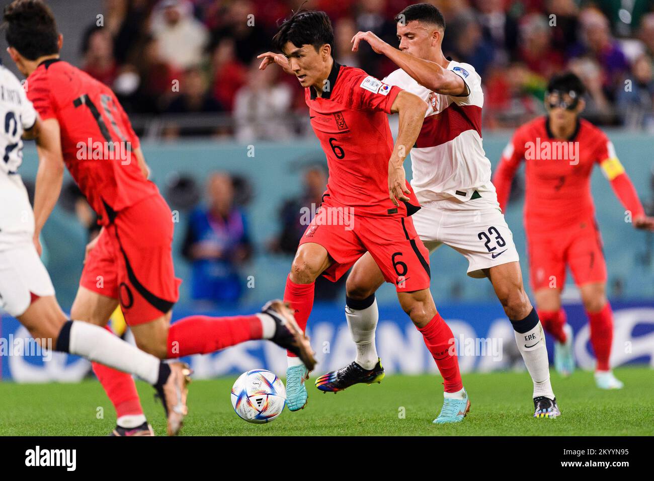 Doha, Qatar. 02nd Dec, 2022. Education City Hwang in-beom Stadium della Corea del Sud durante una partita tra la Corea del Sud e il Portogallo, valida per la fase di gruppo della Coppa del mondo, che si tiene presso l'Education City Stadium di Doha, Qatar. (Marcio Machado/SPP) Credit: SPP Sport Press Photo. /Alamy Live News Foto Stock