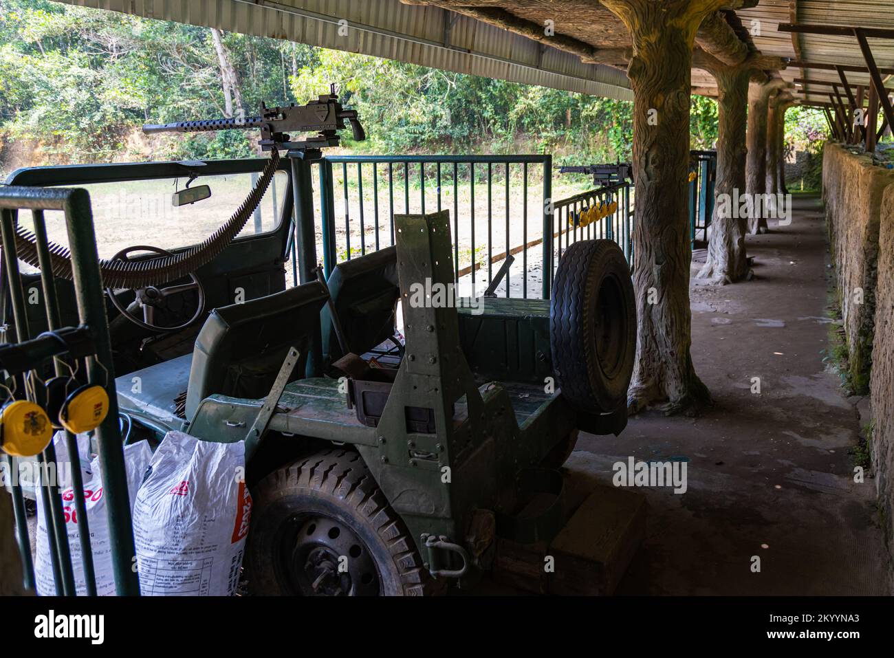 Ho Chi Minh City, Vietnam - 9 novembre 2022: Tunnel di Cu Chi vicino Saigon, famosa attrazione turistica. Campo di tiro per i turisti per provare e sparare variou Foto Stock