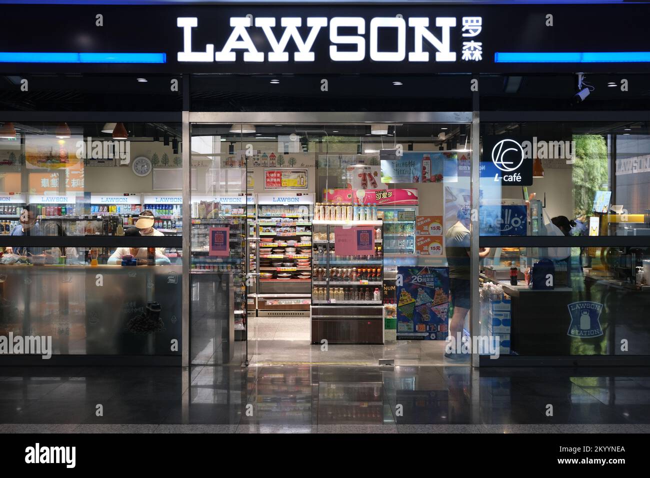 Shanghai, Cina-Agosto 14th 2022: Facciata del mini-market LAWSON con i clienti. Foto Stock