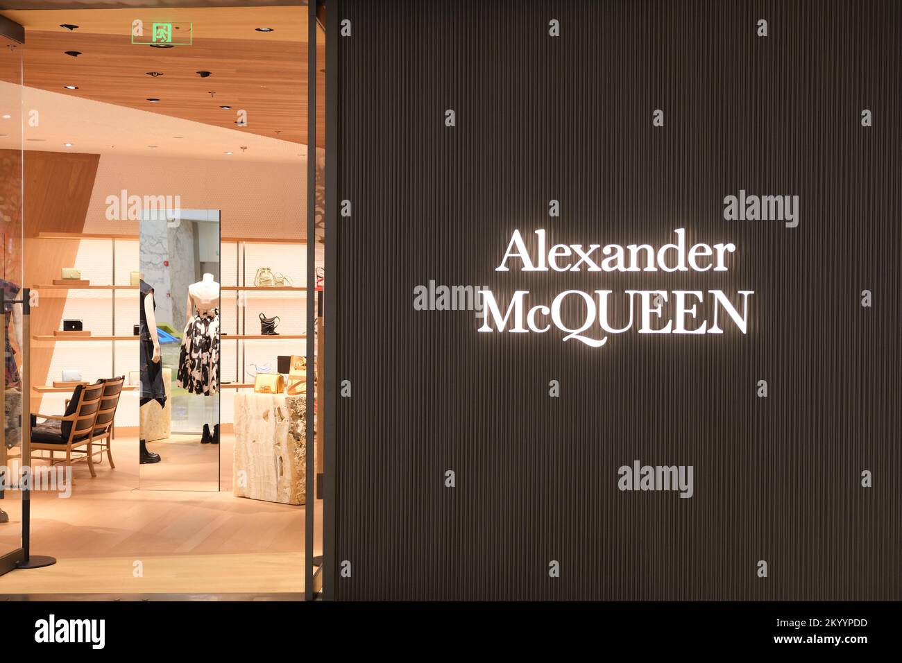 Shanghai, Cina-Luglio 10th 2022: Primo piano del cartello del negozio Alexander  McQueen. Marchio di moda Foto stock - Alamy