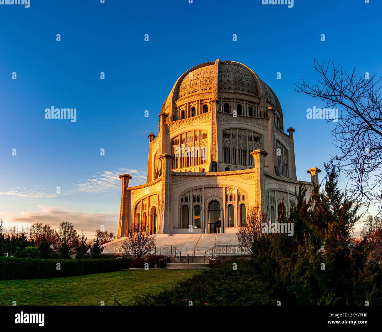 Wilmette, il, Stati Uniti - 1 dicembre 2022: Casa di culto Bahá'í situata a Wilmette, Illinois, durante le ore di tramonto di una giornata invernale. Foto Stock
