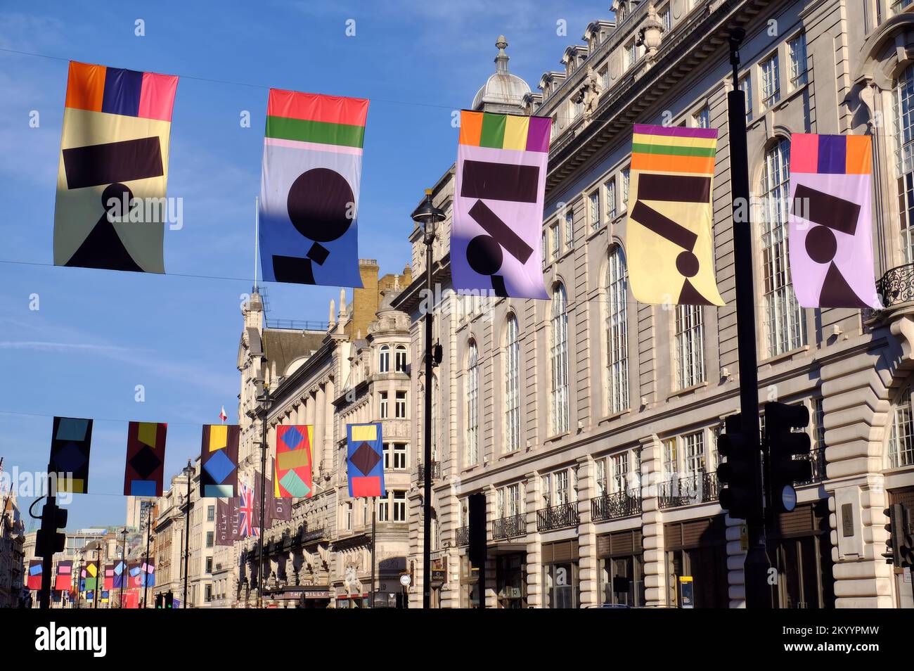 Mostra estiva annuale della Royal Academy: Bandiere colorate disegnate da Paul Huxley sospese sopra Piccadilly a Mayfair, Londra, Inghilterra Foto Stock