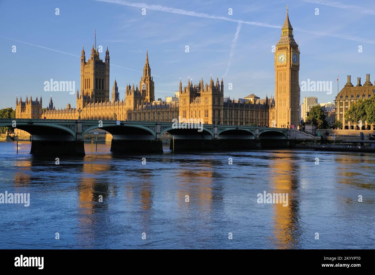 Houses of Parliament (Palazzo di Westminster) e Westminster Bridge con riflessioni sul Tamigi subito dopo l'alba a Londra, Inghilterra Foto Stock