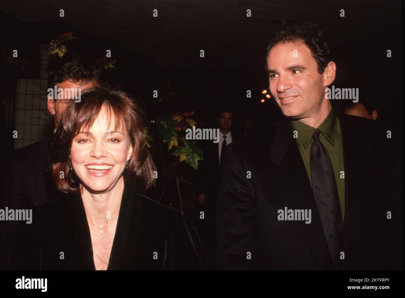 Sally Field e il marito Alan Greisman alla prima "Steel Magnolias" al Cineplex Odeon Cinemas di Los Angeles, California, 09 novembre 1989 Credit: Ralph Dominguez/MediaPunch Foto Stock