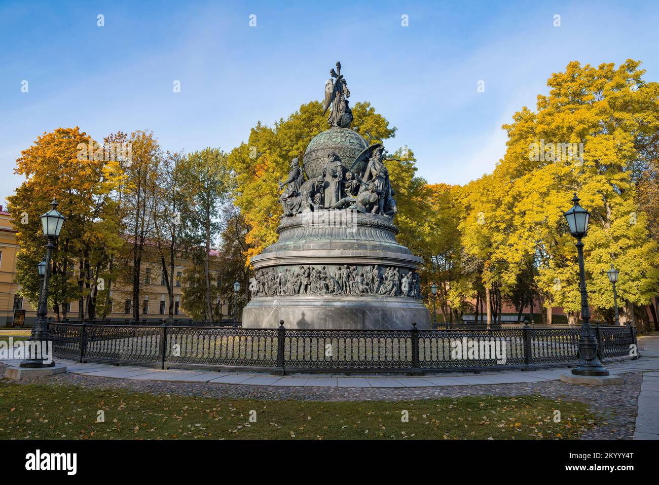 Il Monumento Millennio della Russia (1862) nel Cremlino di Veliky Novgorod in una soleggiata mattinata di ottobre. Russia Foto Stock