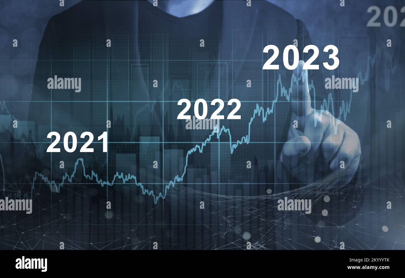 ripresa economica dopo il calo dovuto a inflazione, stagnazione, recessione, grafico finanziario 2023. Uomo d'affari che indica il grafico della crescita futura su Blu scuro Foto Stock