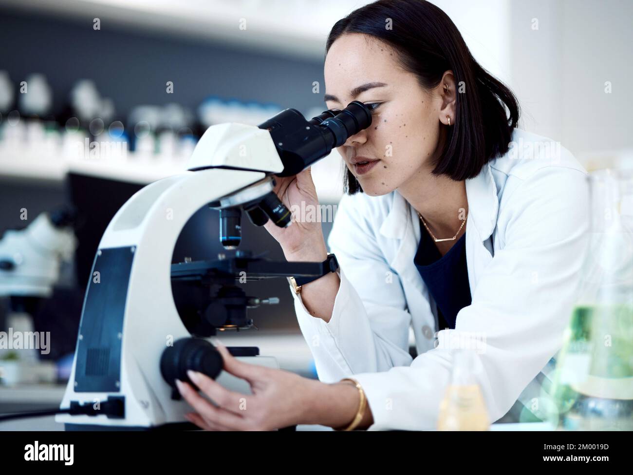 Microscopio, donna asiatica e in laboratorio di ricerca, innovazione e metodo scientifico per l'assistenza sanitaria. Ricercatrice femminile, donna e professionista medico Foto Stock