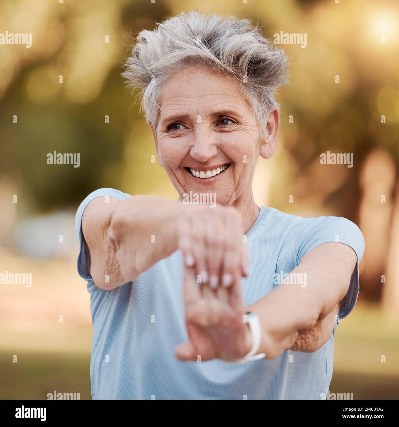 Donna anziana felice che si allunga nella natura nell'addestramento di idoneità, nell'esercitazione del corpo o nell'esercitazione per l'equilibrio di benessere. Sorridere, rilassare o affrontare un anziano sano Foto Stock
