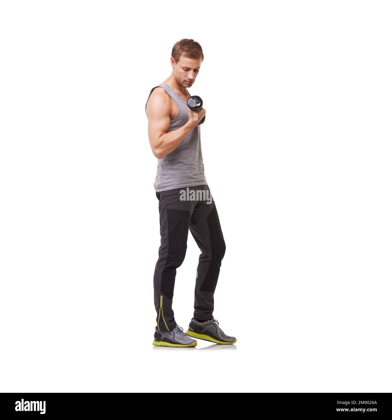 Dedicato all'esercizio. Corpo intero di un giovane uomo in forma che fa ricci bicep mentre isolato su uno sfondo bianco. Foto Stock