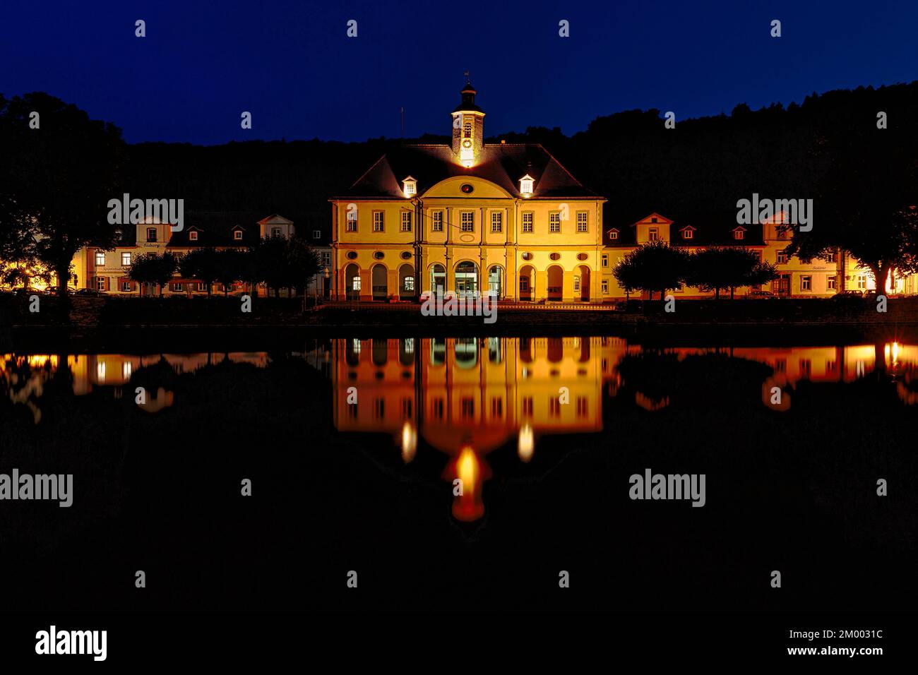 Municipio di Bad Karlshafen di notte, ex casa di imballaggio, magazzino al porto, illuminato, Bad Karlshafen, Weserbergland, Assia, Germania, Europa Foto Stock