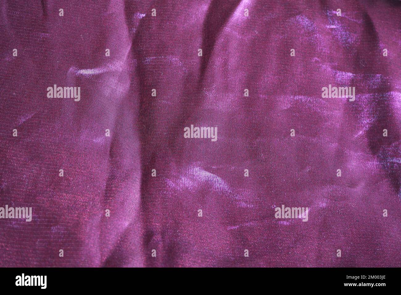 Colore magenta su un tessuto luminoso. Sfondo astratto magenta. Foto Stock