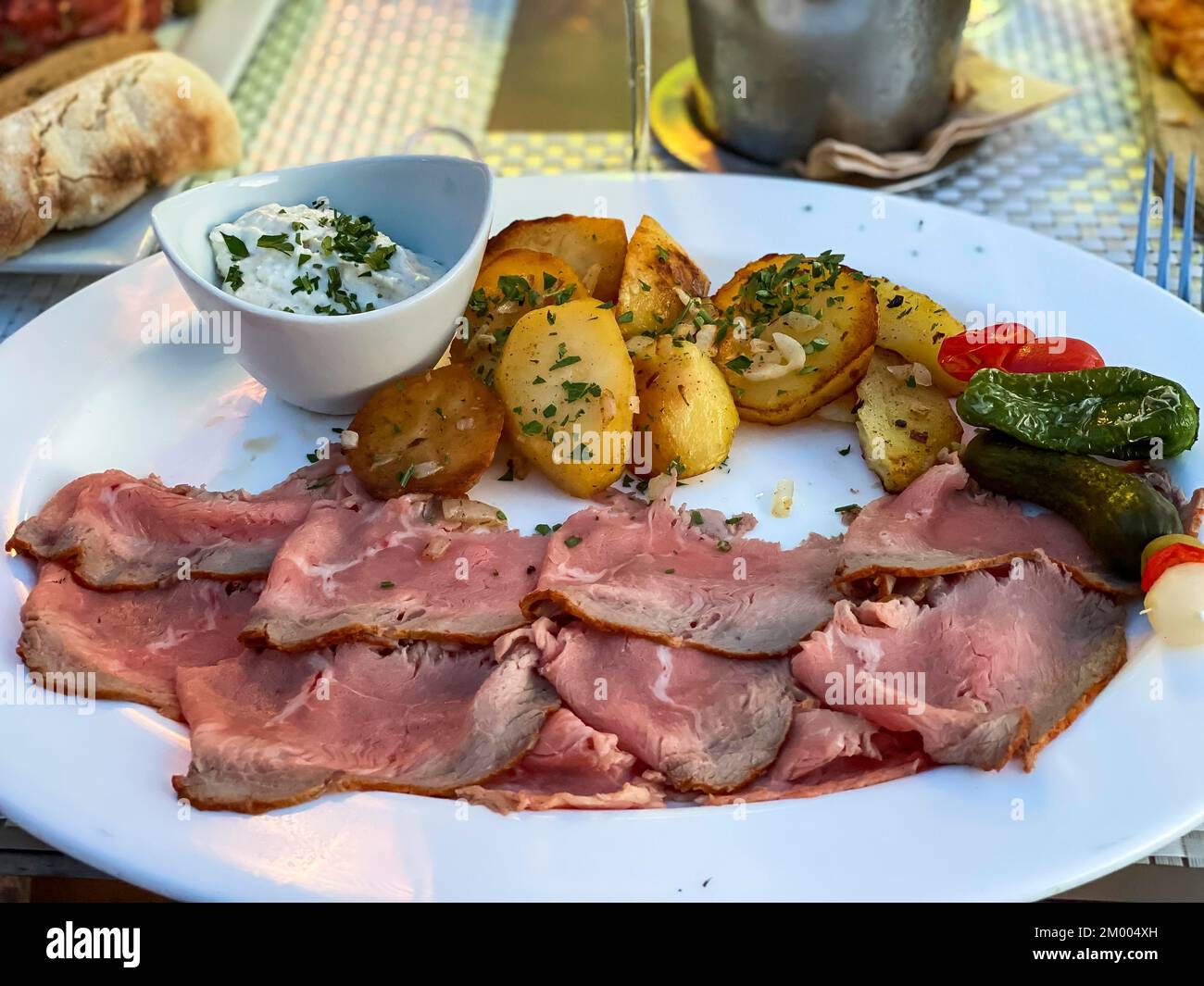 Arrosto di manzo, patate fritte, Mallorca Spagna Foto Stock