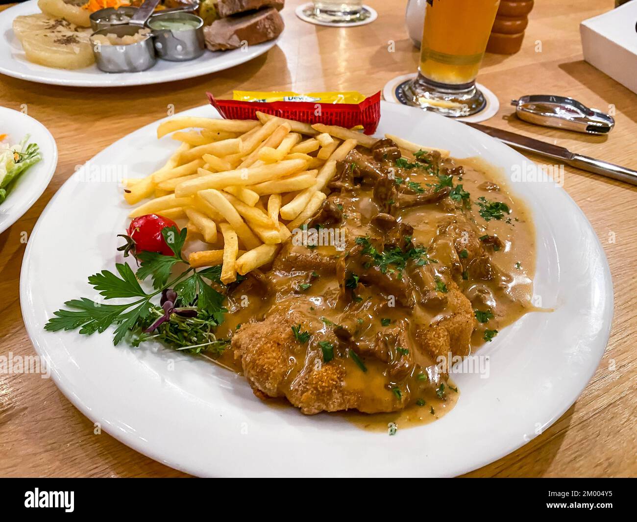 Schnitzel cremato con finferli, patatine fritte, ketchup, maionese, prezzemolo, Assia, Germania, Europa Foto Stock
