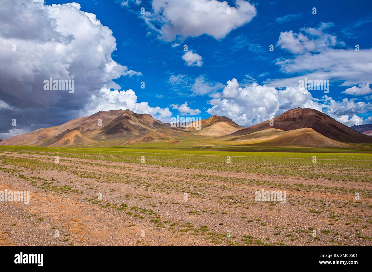 Paesaggio montano lungo la strada da Ali e Gerze, Tibet occidentale, Asia Foto Stock