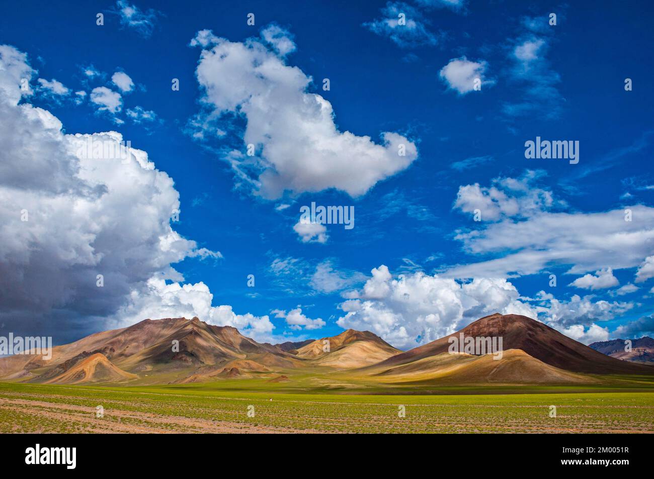 Paesaggio montano lungo la strada da Ali e Gerze, Tibet occidentale, Asia Foto Stock