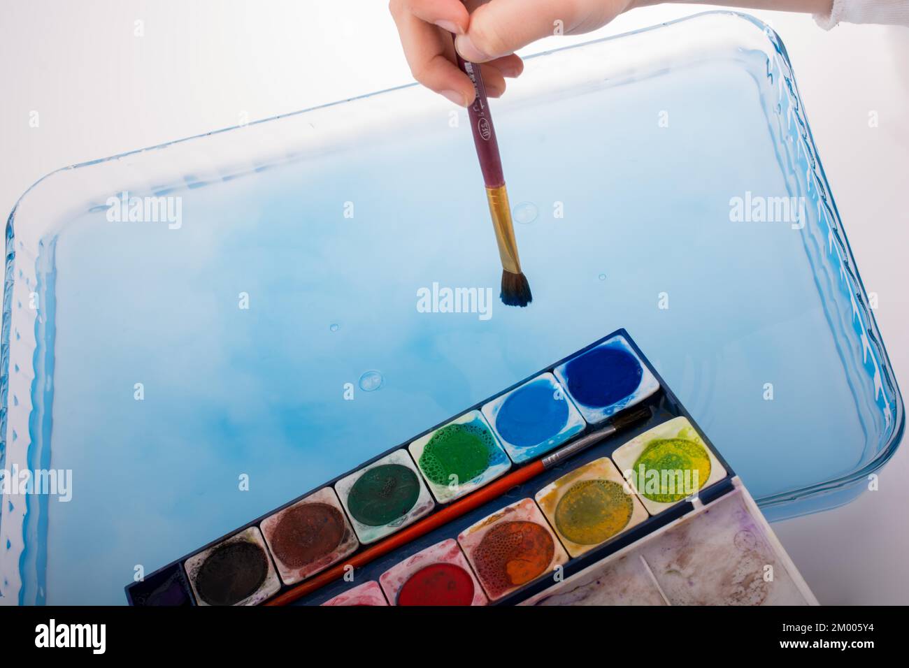 Paint la dissoluzione in acqua come spazzola di pittura toccando l'acqua Foto Stock