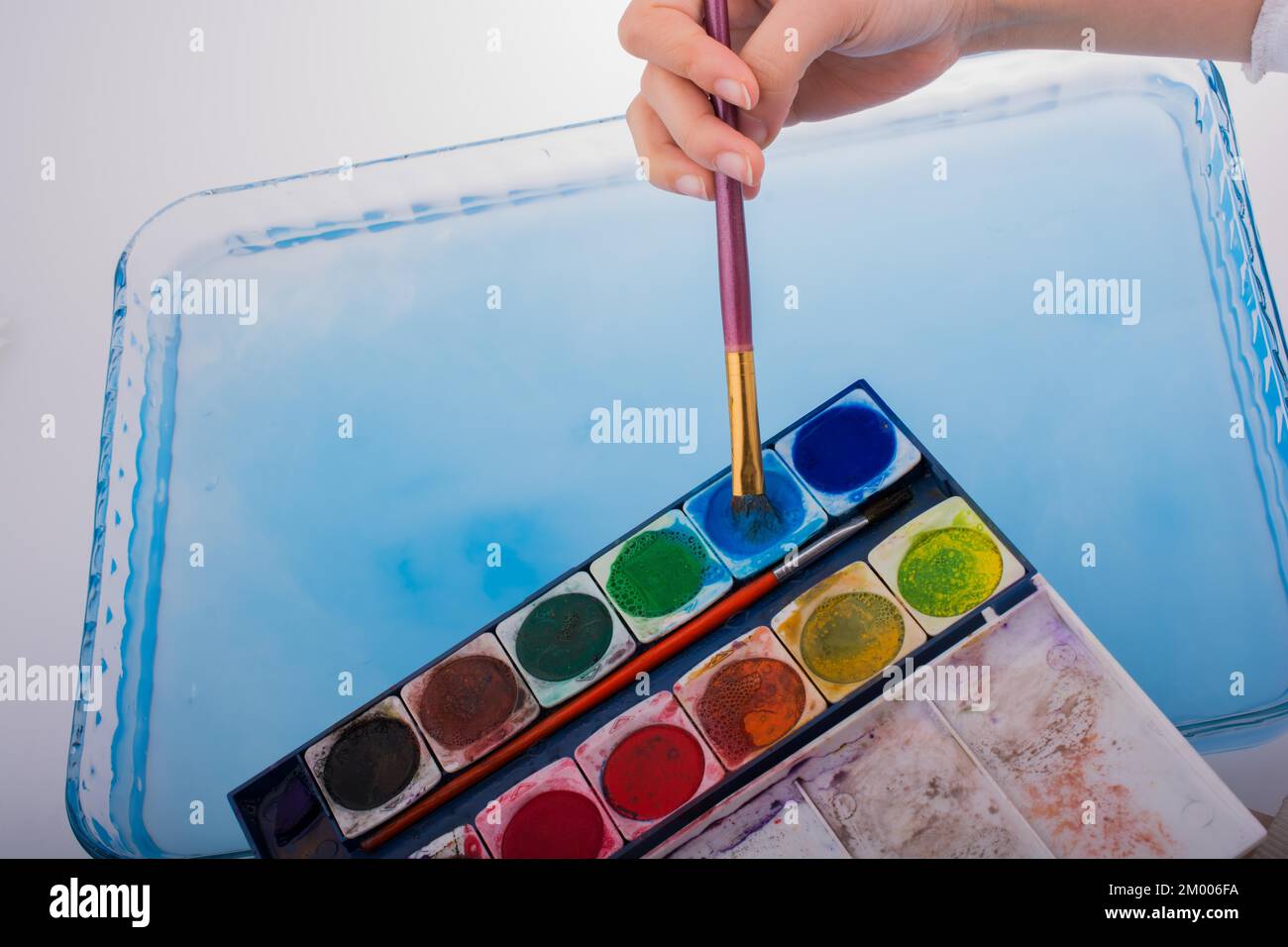 Paint la dissoluzione in acqua come spazzola di pittura toccando l'acqua Foto Stock