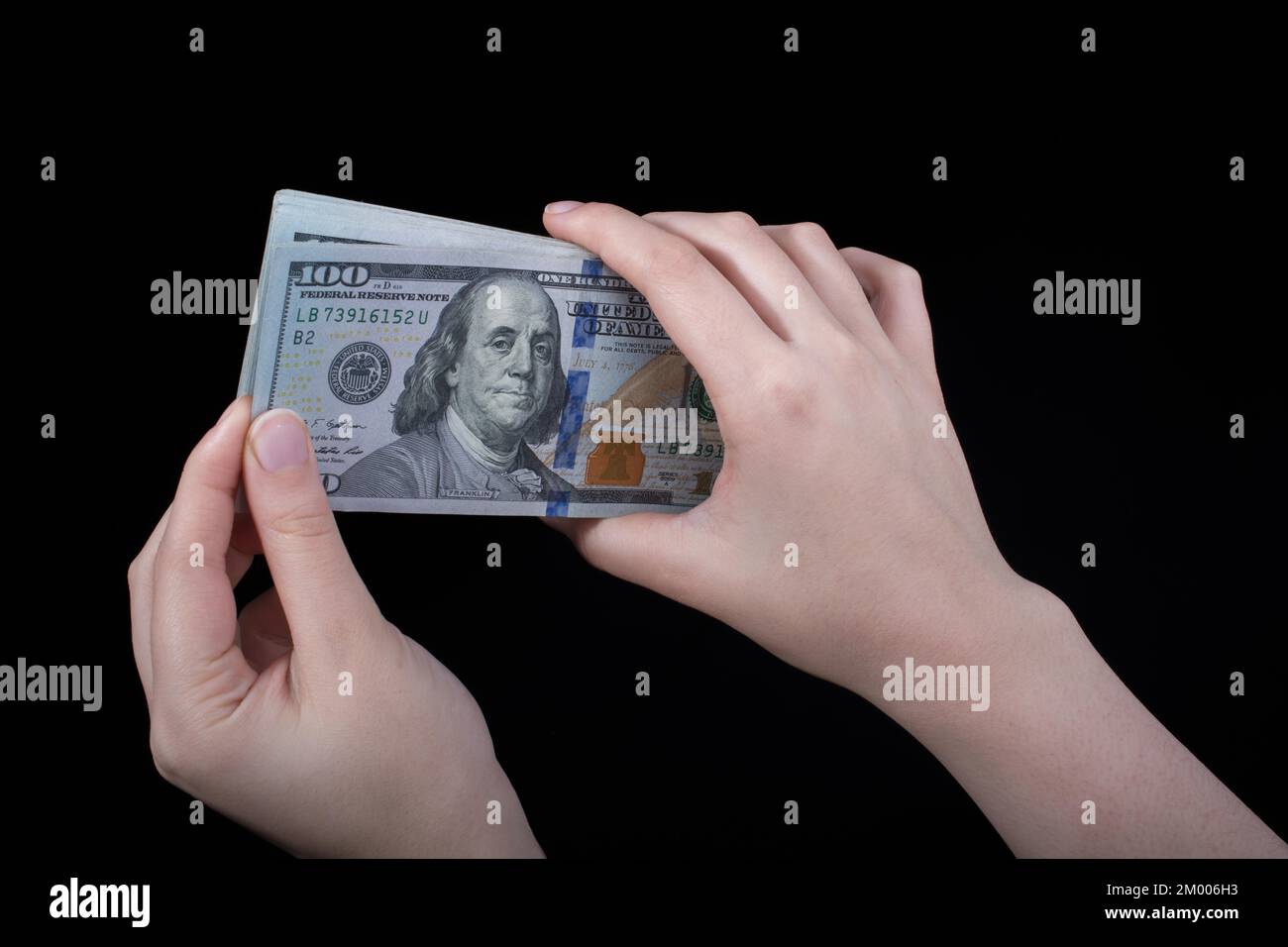Tenere a mano le banconote in dollari americani isolate su sfondo bianco Foto Stock