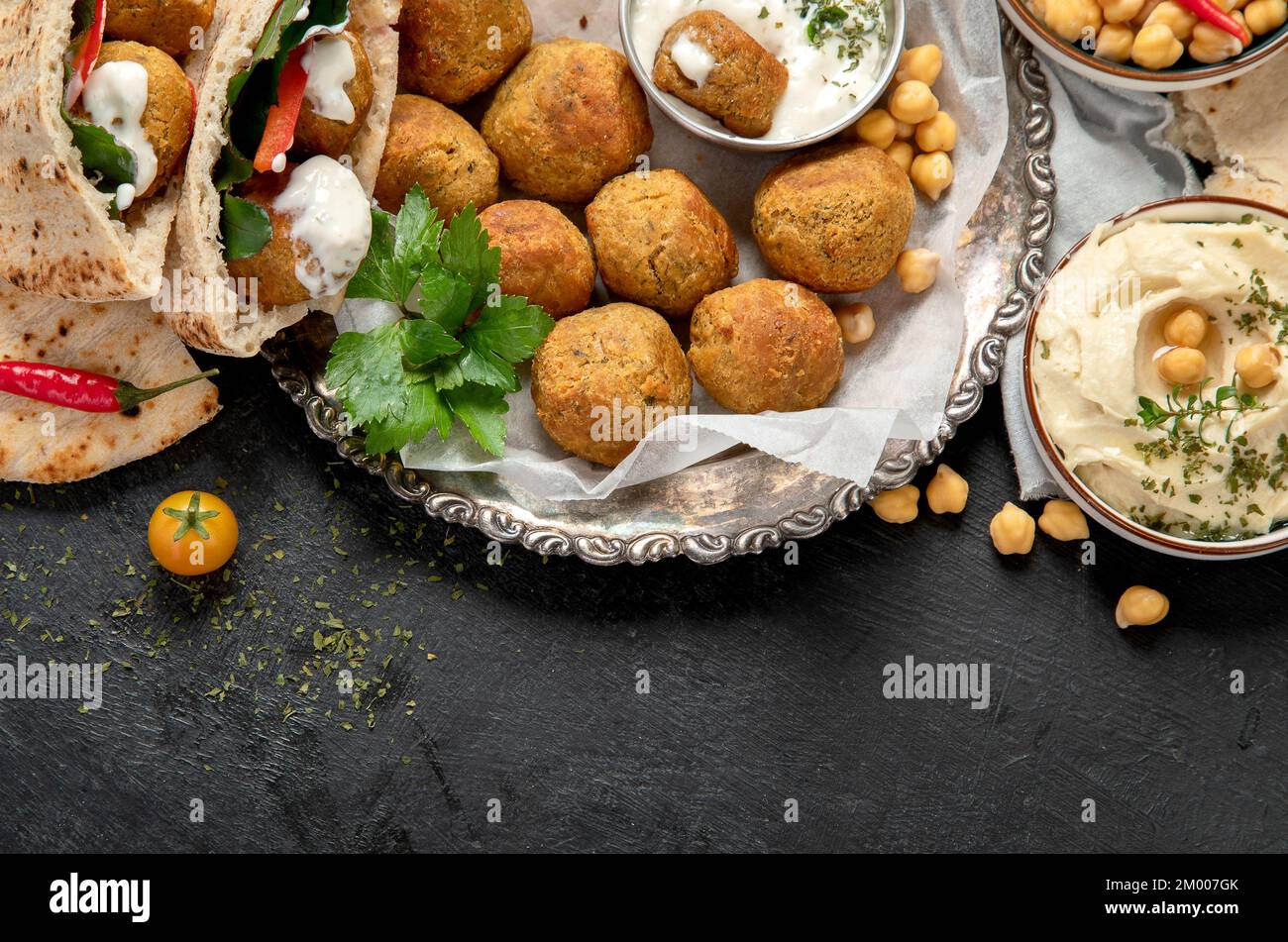 Medio Oriente, piatti arabi con falafel, hummus, pita. Halal cibo. Cucina libanese. Vista dall'alto, spazio di copia Foto Stock