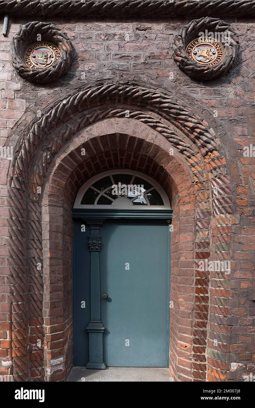 Porta d'ingresso e stemma della casa dei membri della Schutztruppe del Consiglio di Lüneburg, 16th ° secolo, Reitende-Diener-Straße, Lüneburg, L Foto Stock
