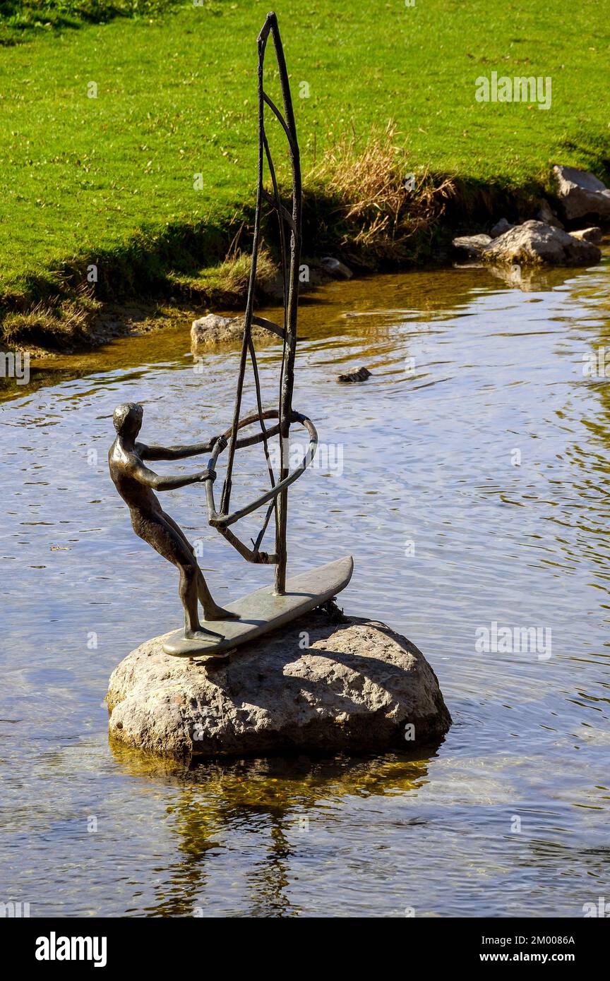 Immagine di un surfista nel parco naturale Nagelfluhkette presso il lago Alpsee vicino a Immenstadt, Allgäu, Baviera, Germania, Europa Foto Stock