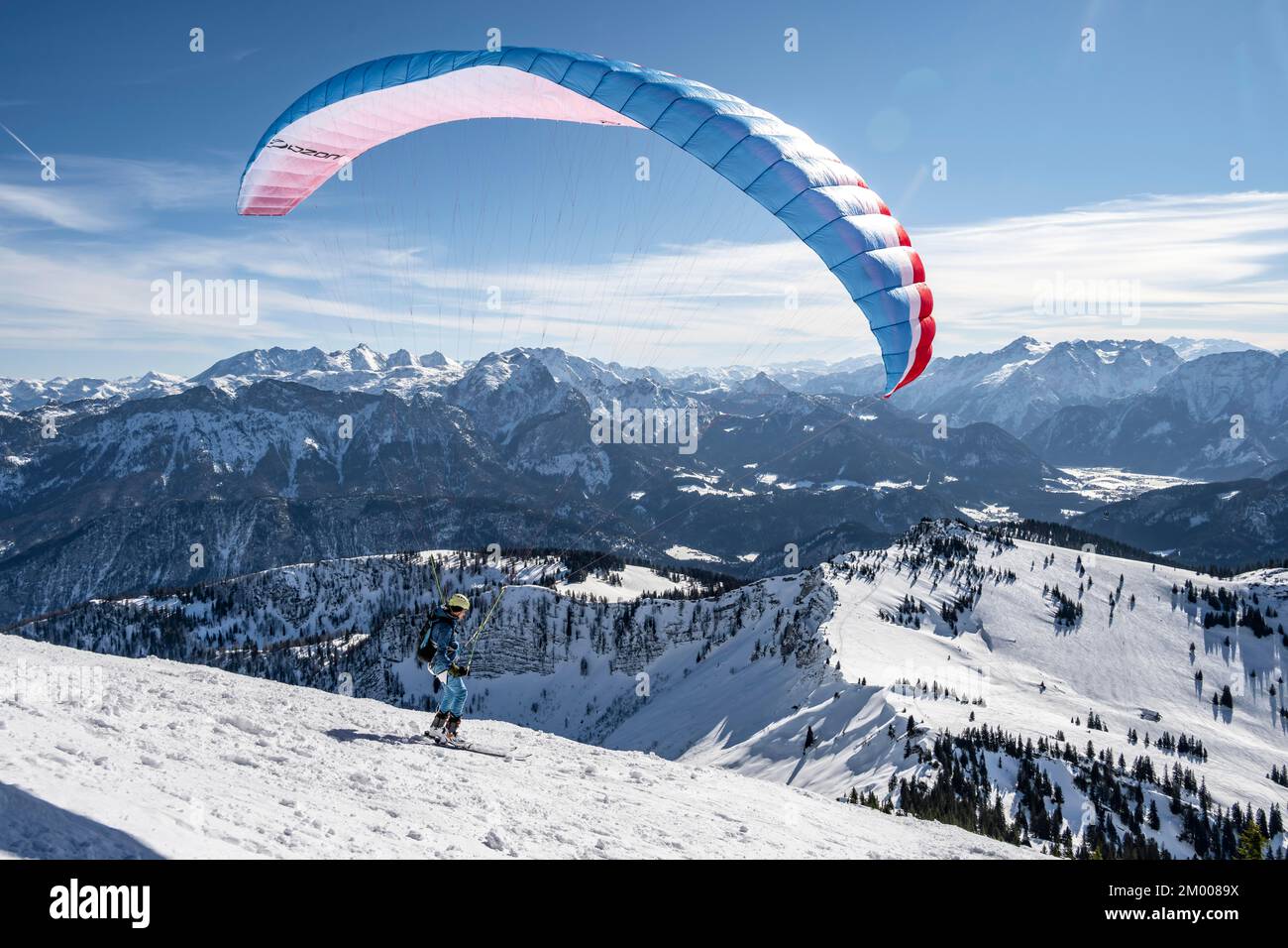 Montagne in inverno, parapendio con sci su Sonntagshorn, Alpi Chiemgau, Baviera, Germania, Europa Foto Stock