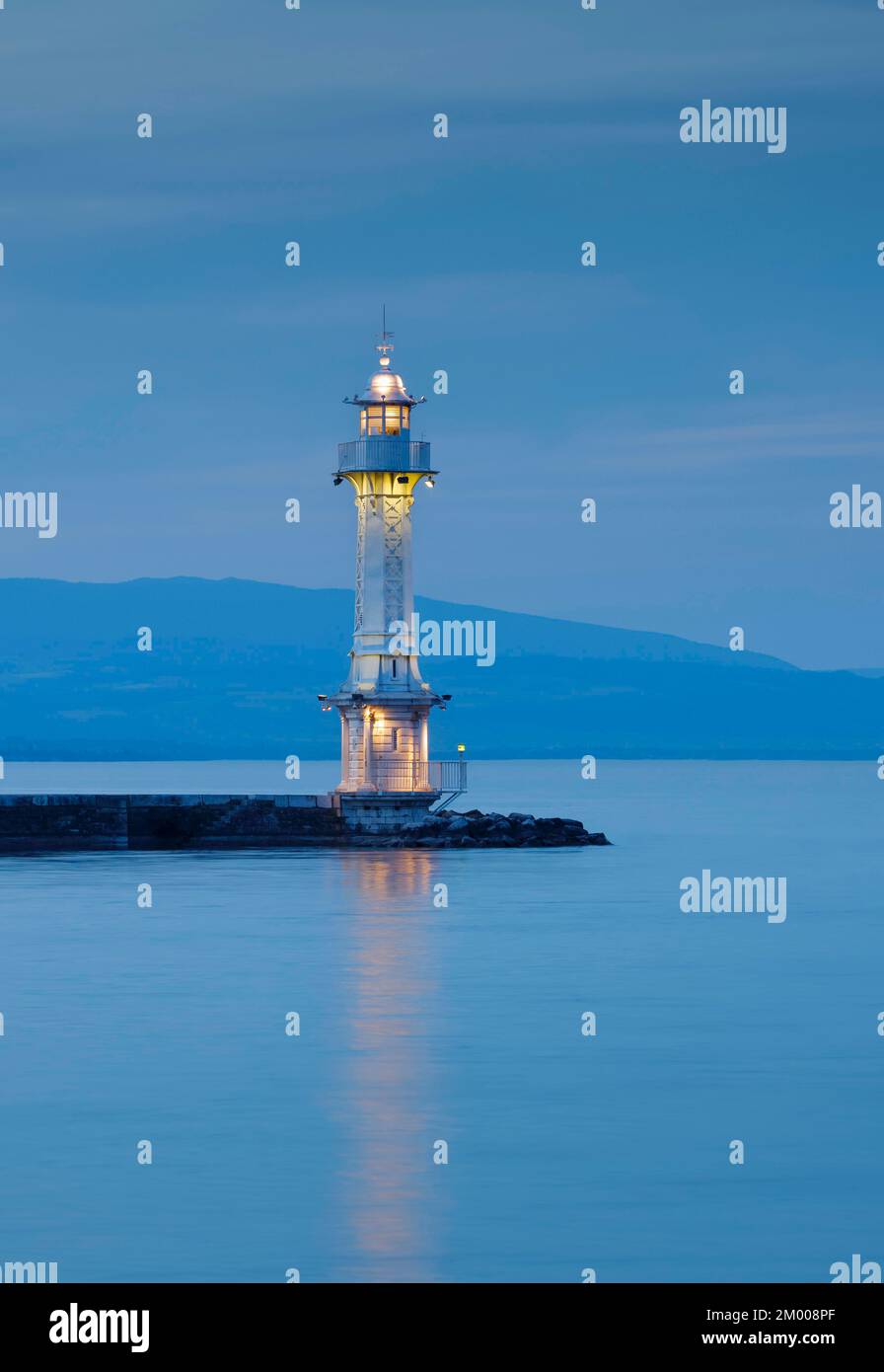 Faro vicino alla parete del porto sul bacino del Lago di Ginevra al crepuscolo, Canton Ginevra, Svizzera, Europa Foto Stock