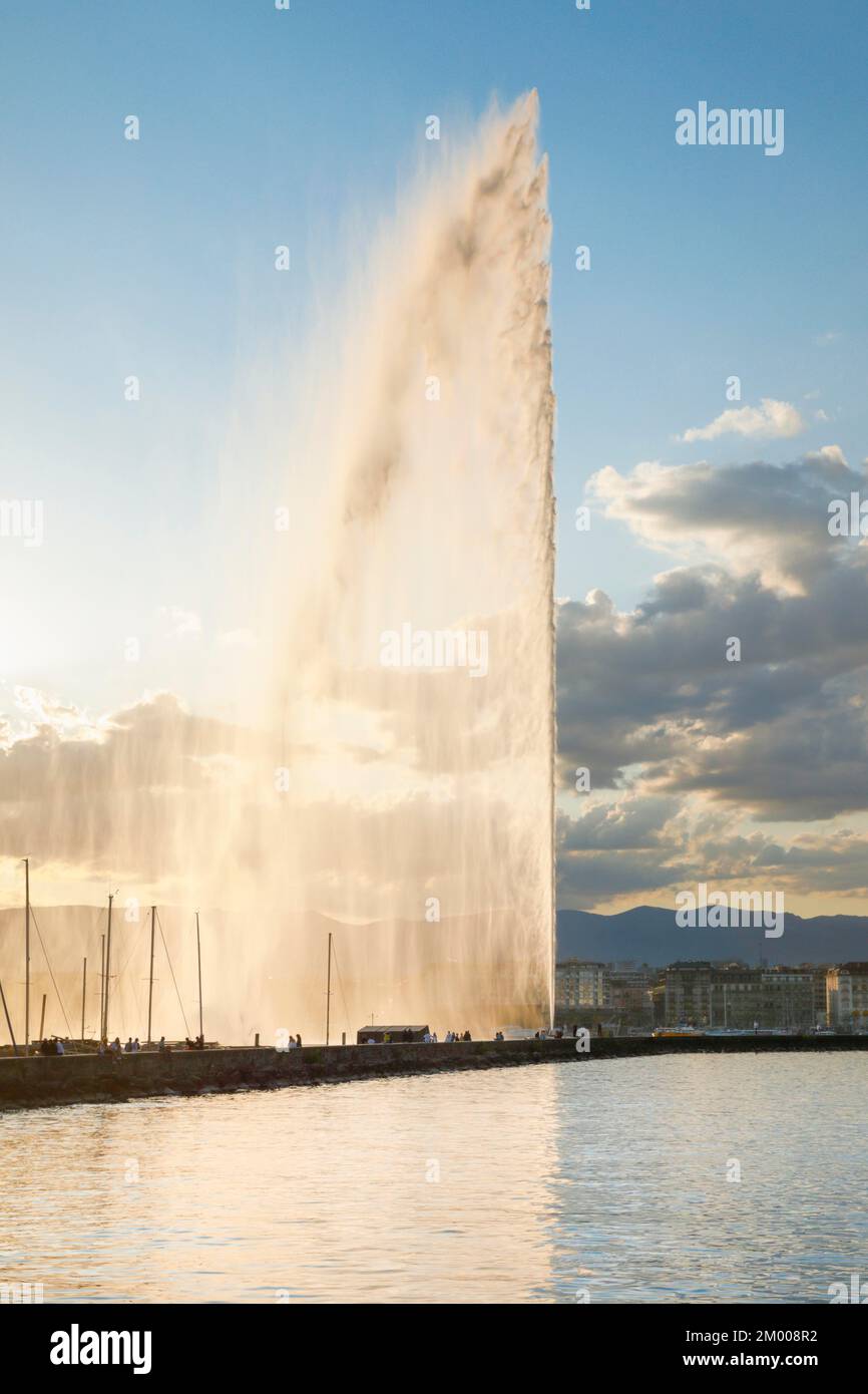 Tramonto al Jet d'eau, il punto di riferimento nel bacino del Lago di Ginevra, Canton Ginevra, Svizzera, Europa Foto Stock