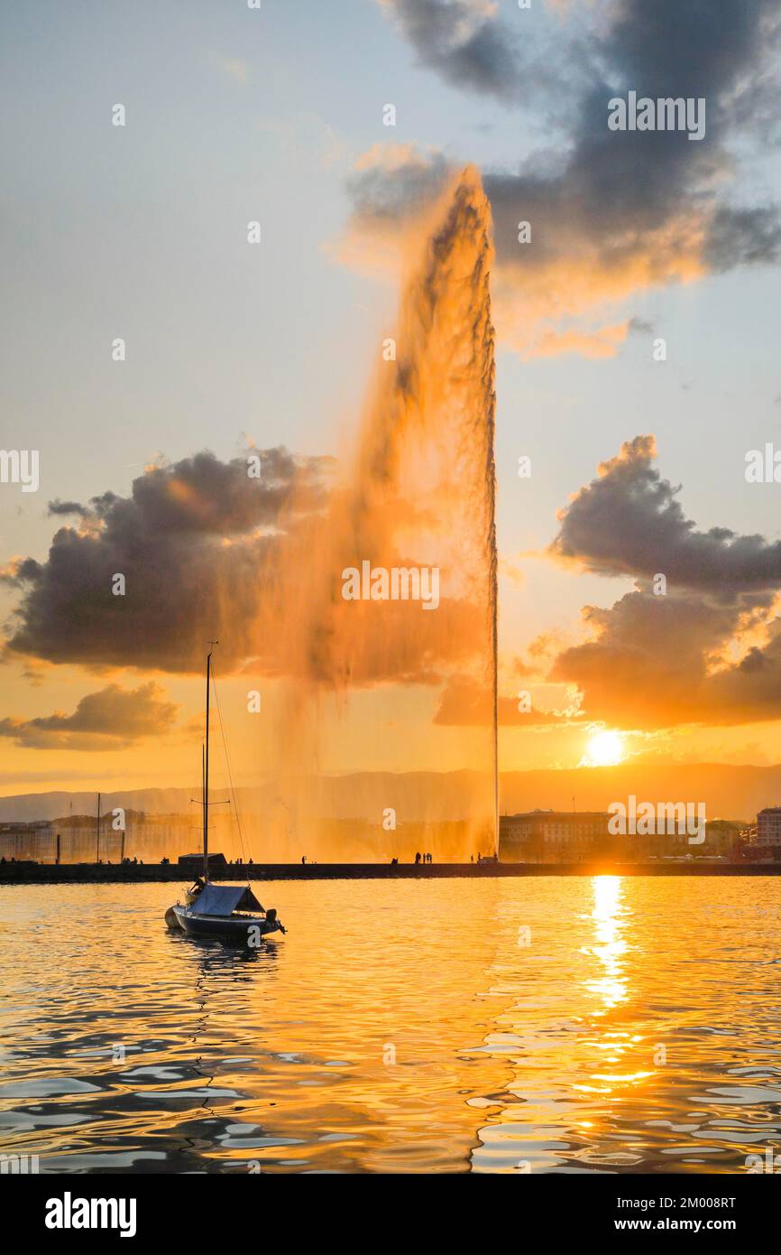 Il Jet deau, retroilluminato al tramonto, punto di riferimento nel bacino del porto di Ginevra, Cantone di Ginevra, Svizzera, Europa Foto Stock