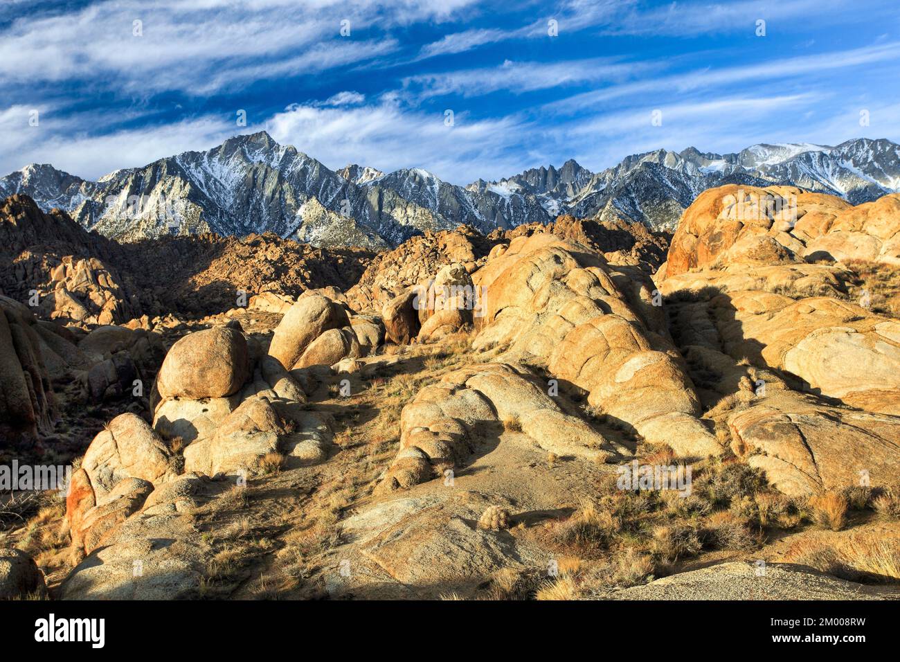 Masso di granito con catena montuosa della Sierra Nevada sullo sfondo, Lone Pine Peak, 12994 metri, Mt. Whitney, 14497, la montagna più alta degli Stati Uniti, Lower 48, A. Foto Stock