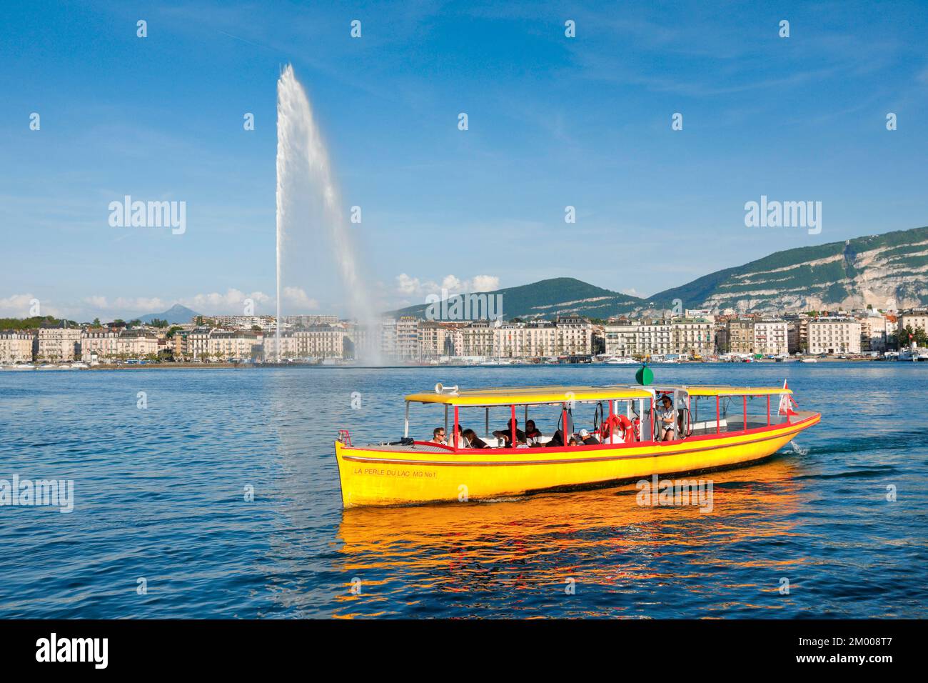Il Jet d'eau, e le Mouettes genevoises in sole e cielo blu, punto di riferimento nel bacino del porto di Ginevra, Cantone di Ginevra, Svizzera, Europa Foto Stock