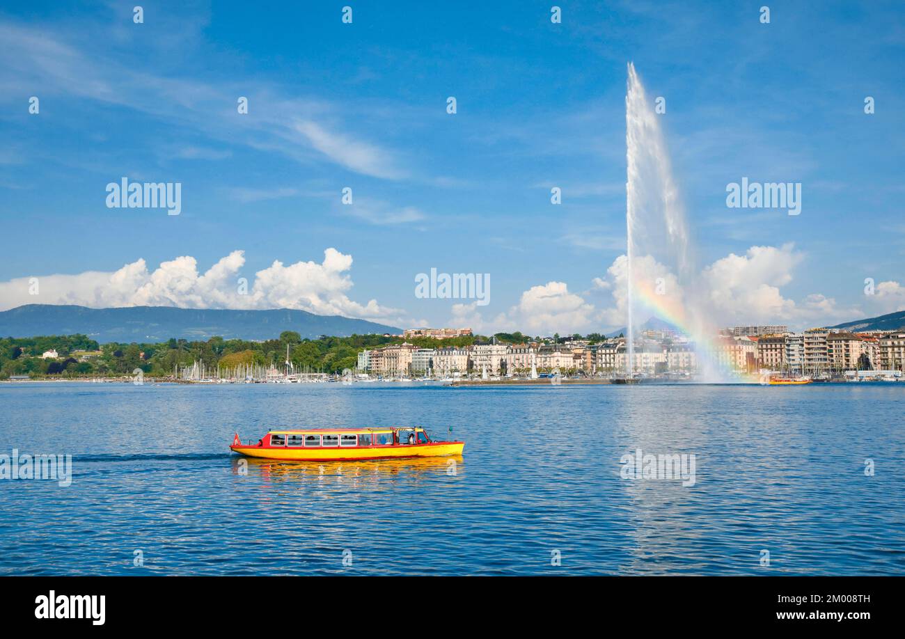 Il Jet d'eau, e le Mouettes genevoises in sole e cielo blu, punto di riferimento nel bacino del porto di Ginevra, Cantone di Ginevra, Svizzera, Europa Foto Stock