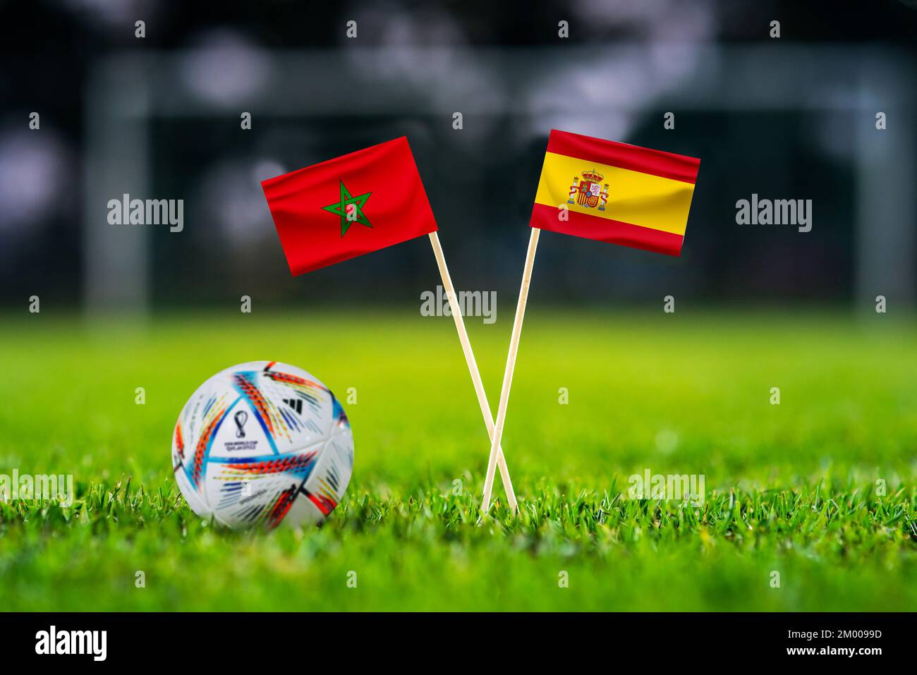 QATAR, DOHA, DICEMBRE 2. 2022: Marocco - Spagna turno di 16 partita di calcio. Palla ufficiale della Coppa del mondo FIFA Qatar 2022 su erba verde. Stadio di calcio i Foto Stock