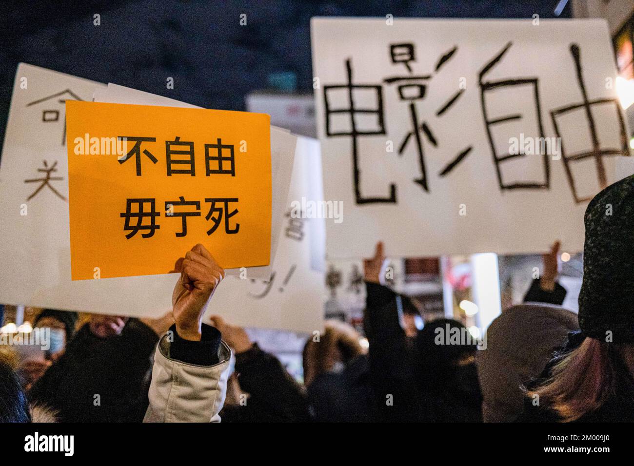 Boston, Stati Uniti. 02nd Dec, 2022. I dimostranti sono in possesso di cartelli che recitavano "Dammi la libertà o Dammi la morte!" E "libertà dei film” durante una protesta di solidarietà con il popolo Urumqi al Memoriale di Tiananmen. Oltre 400 persone partecipano a una veglia a lume di candela al Tiananmen Memorial a Boston Chinatown per protestare contro la politica cinese di zero-covid e per commemorare le vittime del tragico incendio di Urumqi il 2 dicembre 2022. Credit: SOPA Images Limited/Alamy Live News Foto Stock