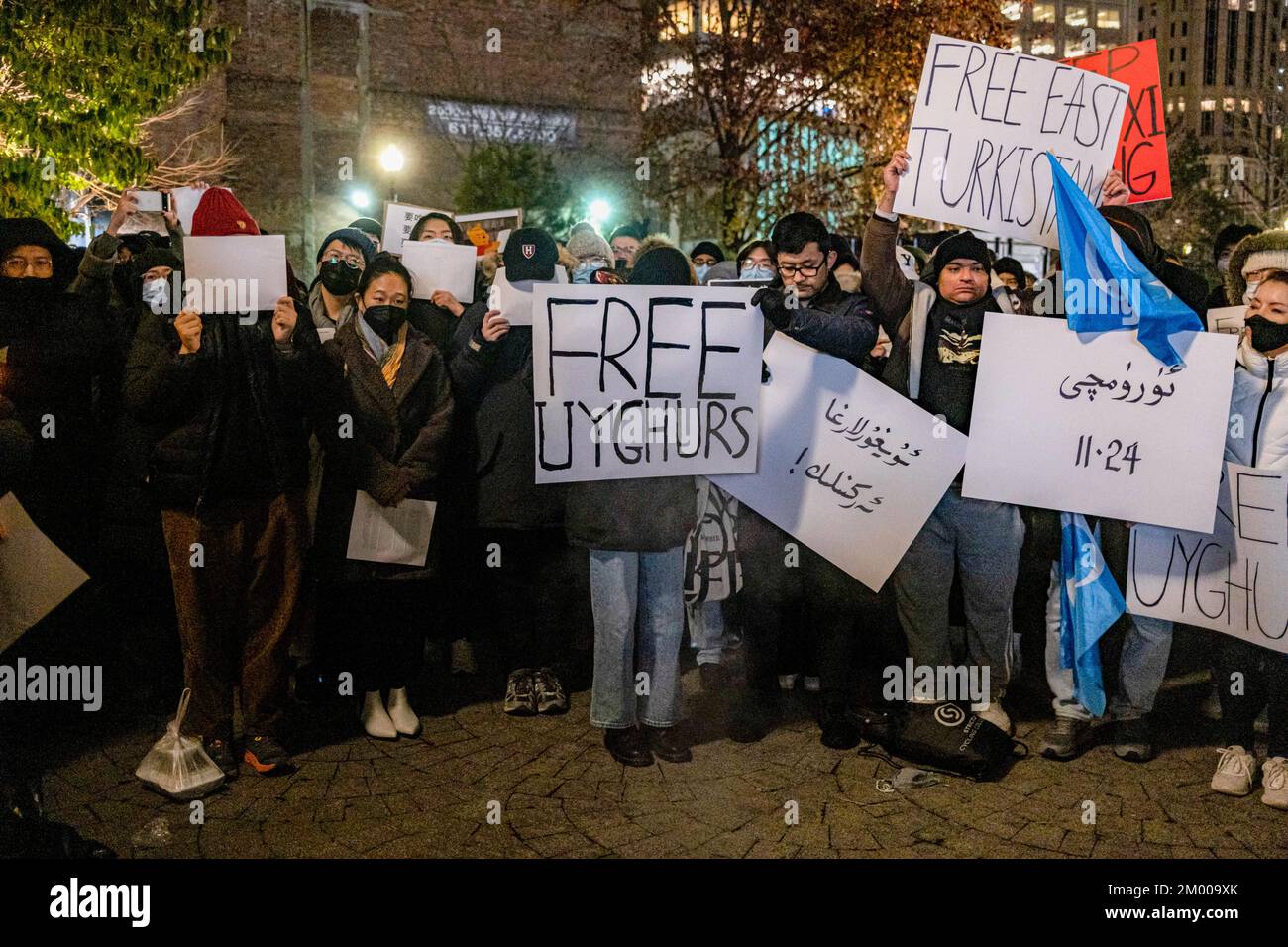 Boston, Stati Uniti. 02nd Dec, 2022. I dimostranti hanno cartelli che recitavano 'Free Uyghurs' e 'Free Turkistan' durante una protesta di solidarietà con il popolo Urumqi al Memoriale di Tiananmen. Oltre 400 persone partecipano a una veglia a lume di candela al Tiananmen Memorial a Boston Chinatown per protestare contro la politica cinese di zero-covid e per commemorare le vittime del tragico incendio di Urumqi il 2 dicembre 2022. (Foto di Tang Ka Huen/SOPA Images/Sipa USA) Credit: Sipa USA/Alamy Live News Foto Stock