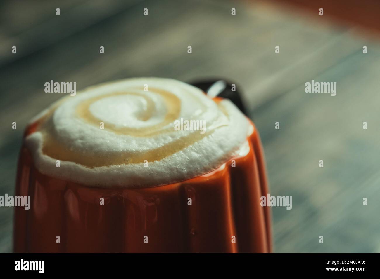 Latte nella tazza da caffè a forma di zucca Foto Stock