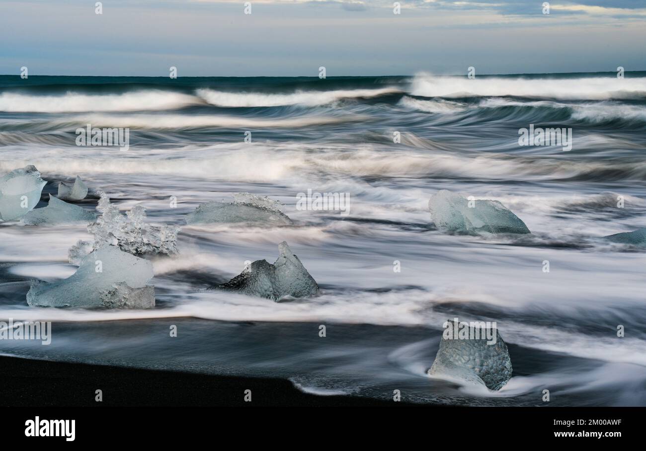 Grandi pezzi di ghiaccio sul mare nell'oceano Atlantico. Riscaldamento globale . Islanda Foto Stock