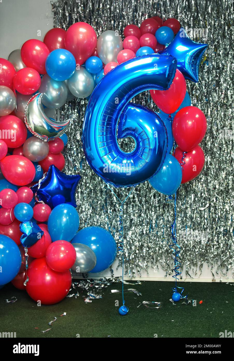 mongolfiera per celebrare i 6 anni. Una composizione di palloncini di elio  rosso e blu, stelle e numeri. Un regalo per il compleanno numero 6. Viva  magenta Foto stock - Alamy