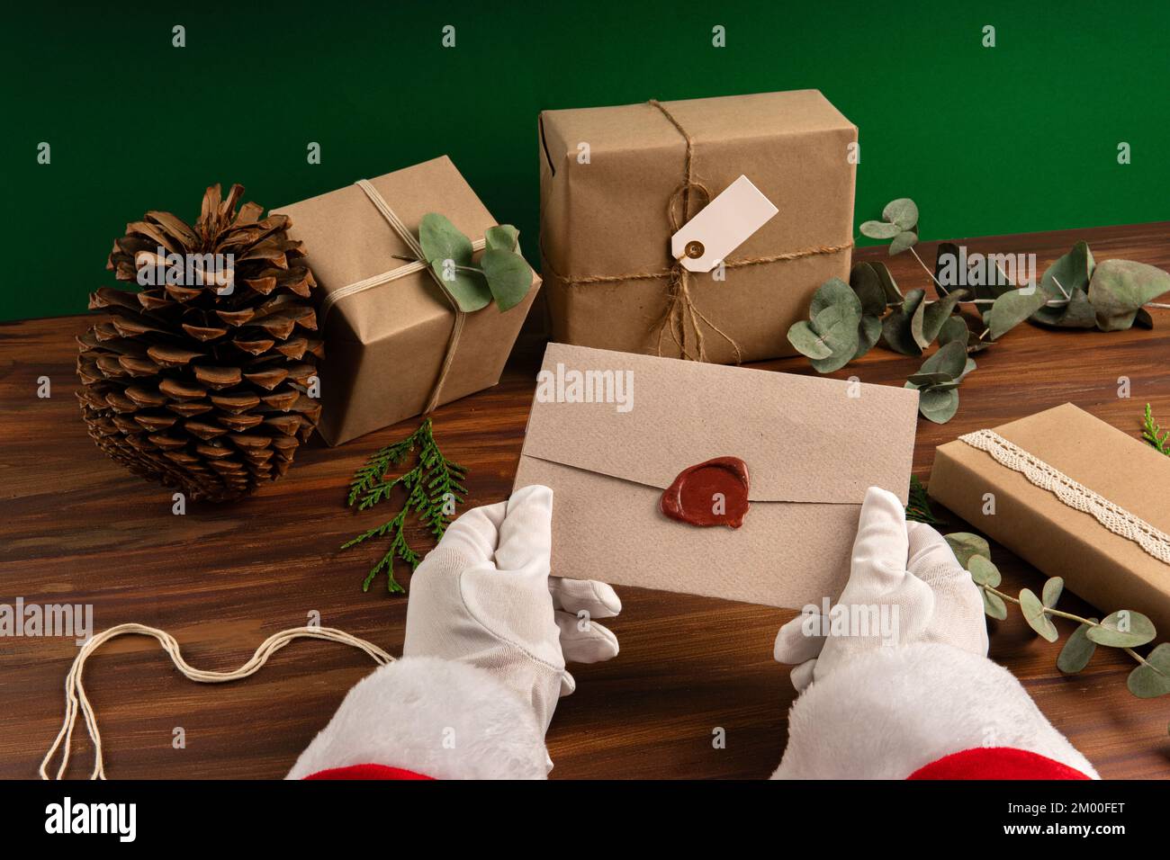 Babbo Natale leggere i desideri dei bambini alla vigilia di Natale Foto Stock