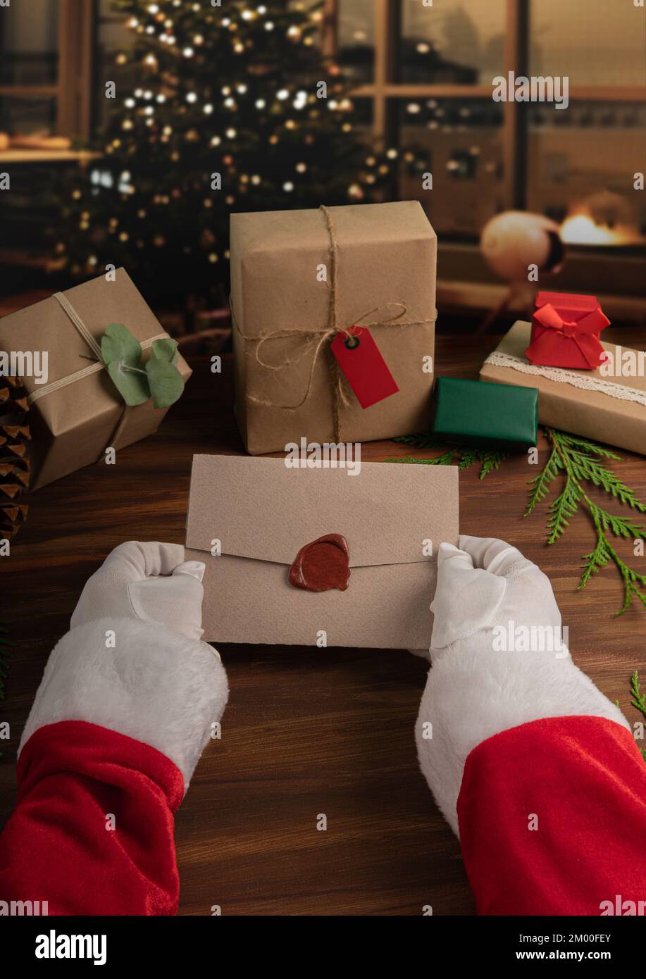 babbo natale che regge un'elegante busta su un intimo sfondo defocused casa Foto Stock