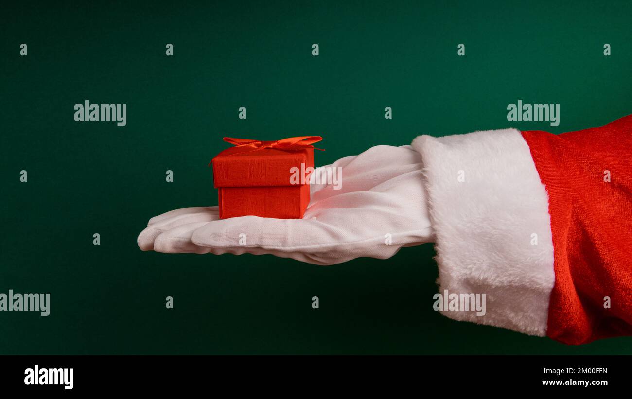 Santa porta un regalo sul verde con spazio per la copia Foto Stock