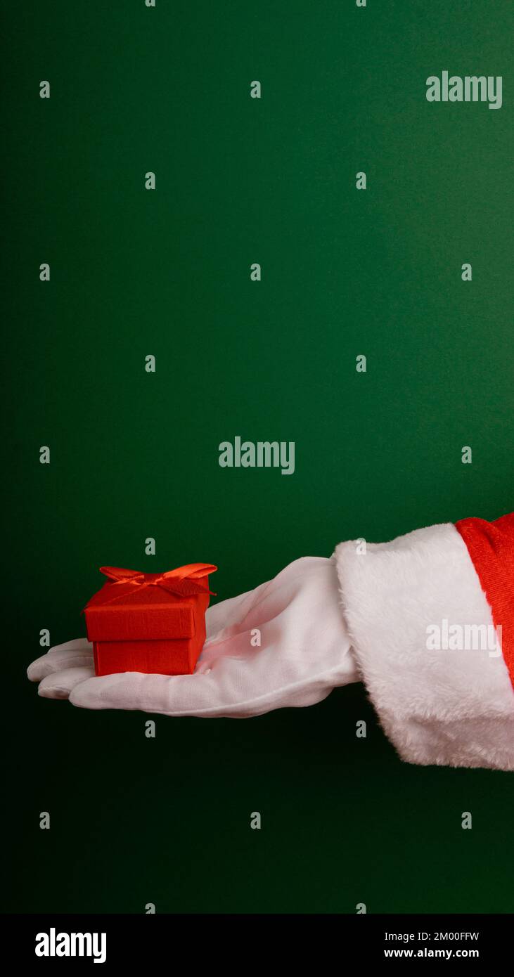 Santa porta un regalo sul verde con spazio per la copia Foto Stock